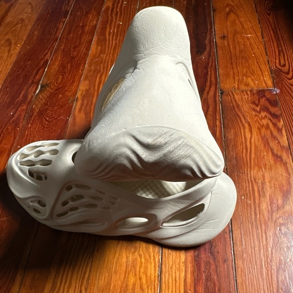 Men’s 11 Adidas Foam Runner Yeezy White Kanye West Slides Slip on Shoes Slippers - Picture 12 of 15